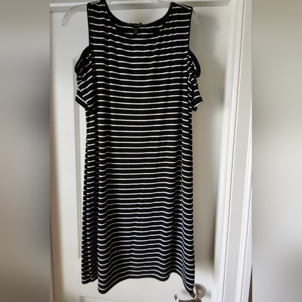 WHITE HOUSE BLACK MARKET - Cold Shoulder Dress